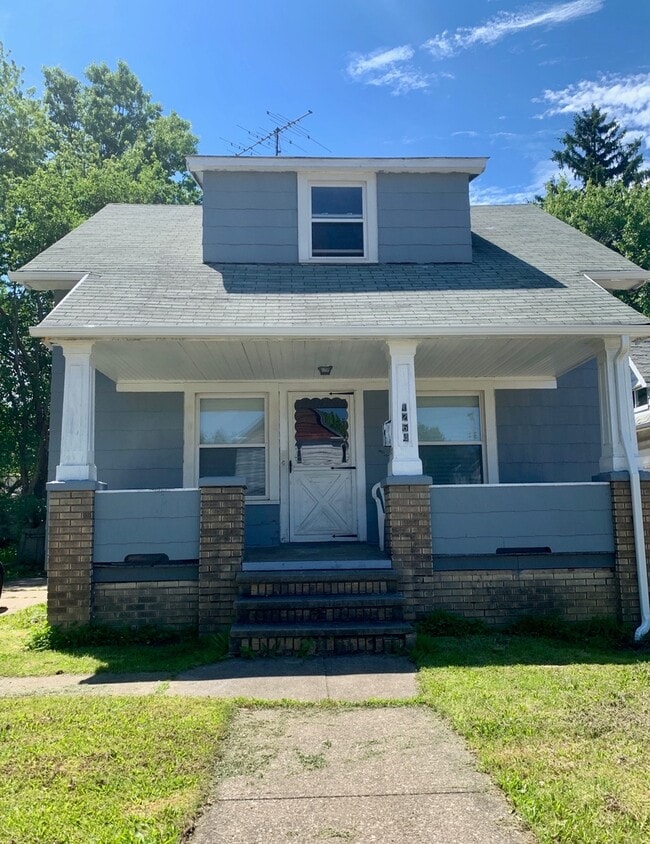 Building Photo - 1264 E 168th St