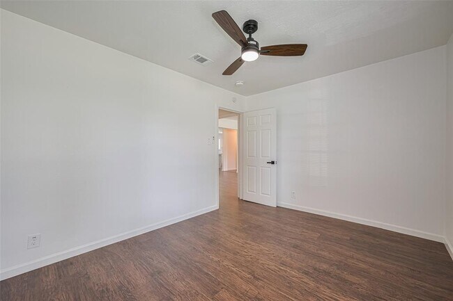 Building Photo - 2112 Walnut Ln
