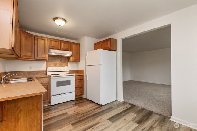 Building Photo - 813 Woodford Ave N