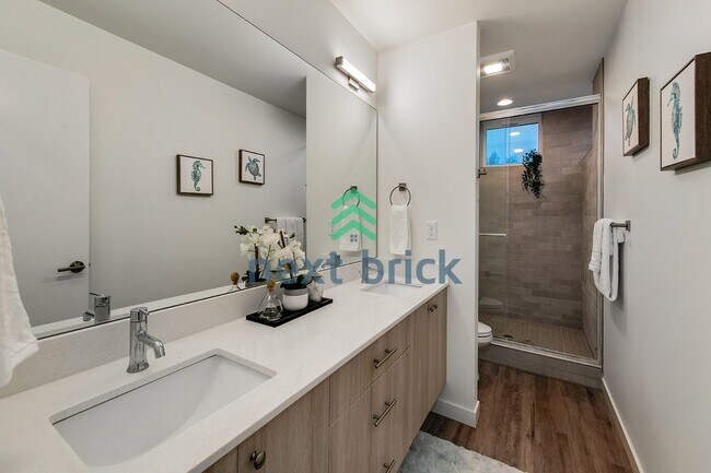 Building Photo - "Modern 3 Bed, 2.5 Bath Central District Residence with Garage"