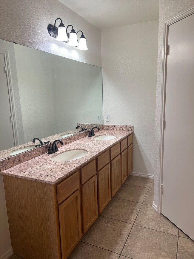 Building Photo - 2408 Thoroughbred Dr