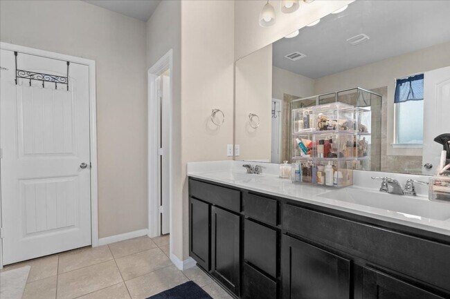 Building Photo - Spectacular 4 Bedroom, 3.5 Bath, Corner Lo...