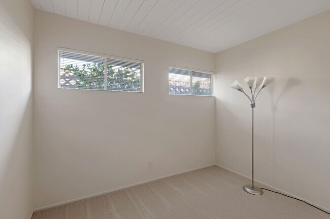 Building Photo - Stunning Mid-Century Modern 4 BR 3 BA with Bonus Room and Office