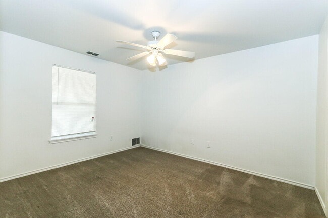 Building Photo - 606 N Englewood Ave