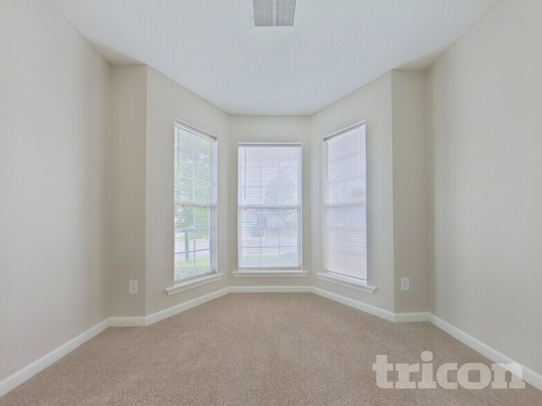 Building Photo - 819 Chablis Dr