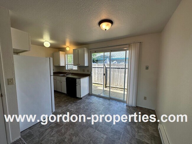 Building Photo - 4512 NE Lombard St
