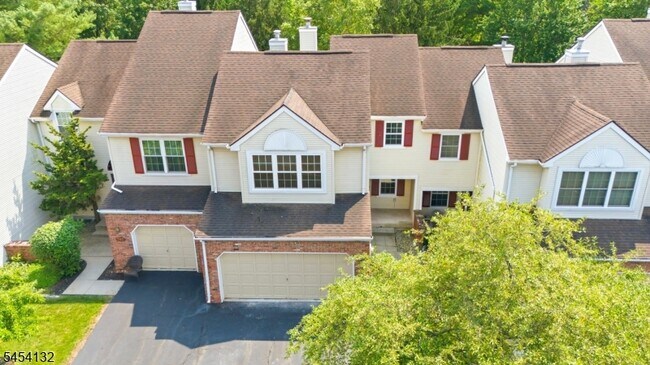Building Photo - 703 Porter Way W