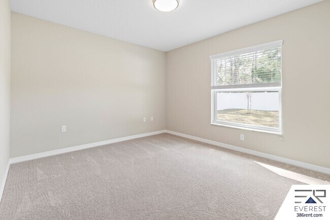 Building Photo - FULLY FENCED, LIKE NEW 4/3/2 ON A QUIET CUL-DE-SAC