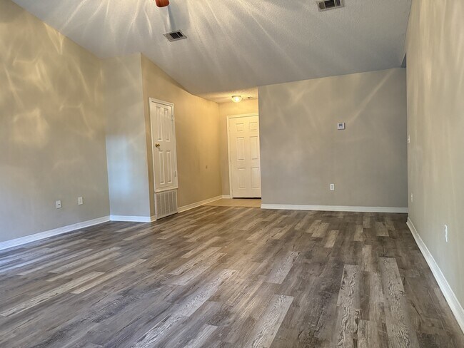 Building Photo - 192 Mary Ln