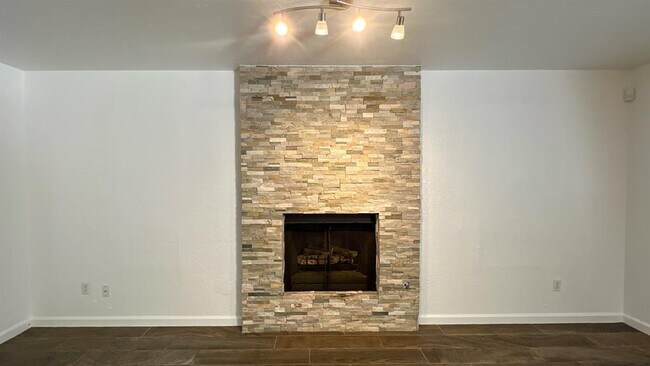 Building Photo - 8401 Azurewood Dr