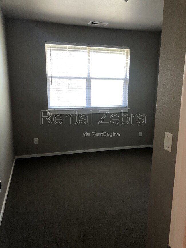 Building Photo - 5 SW Roosevelt Ave