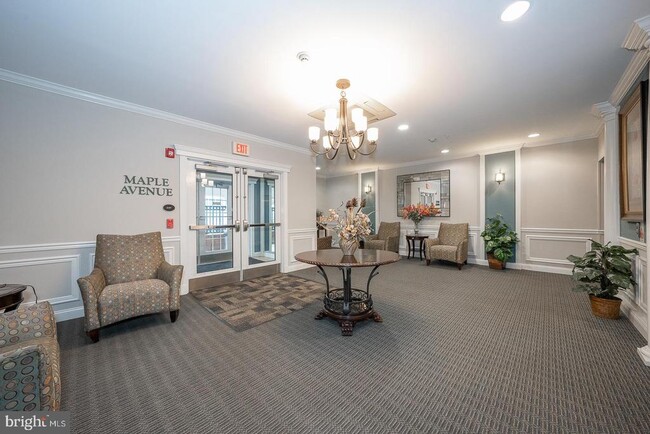 Building Photo - 300 W Elm St