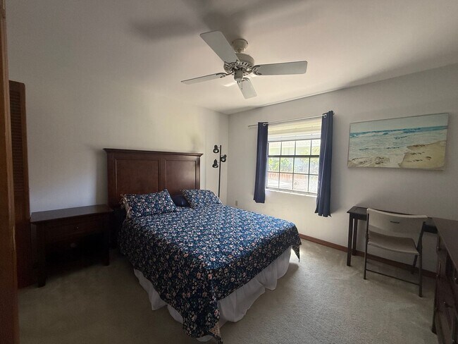 Building Photo - Beautiful 3 bedroom 2.5 bathroom pool home