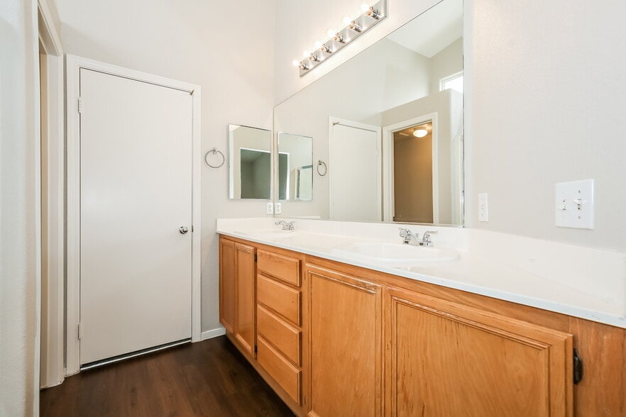 Building Photo - 438 River Glider Ave