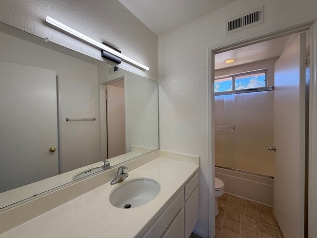 Building Photo - Beautiful 3B/2.5BA Home in Mira Mesa for R...