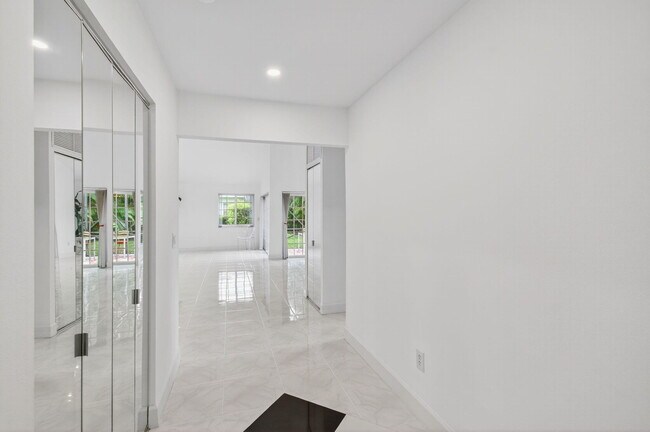 Building Photo - 6105 Via Laguna Ln