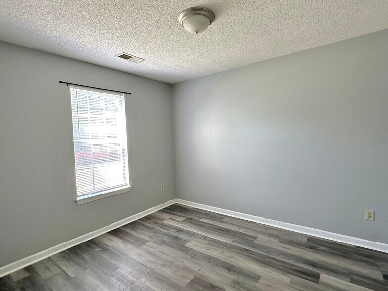 Building Photo - 1090 Cambrain Dr
