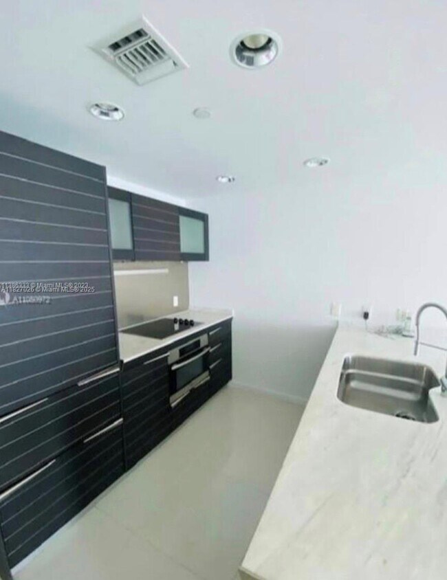 Building Photo - 200 Biscayne Blvd Way