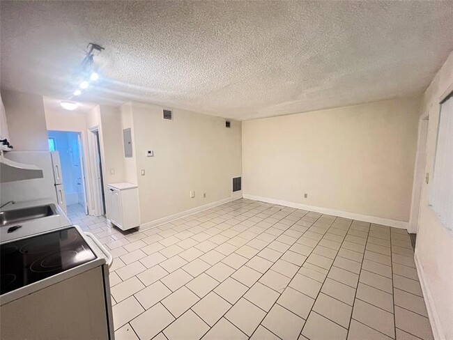 Building Photo - 612 NE 29th Dr