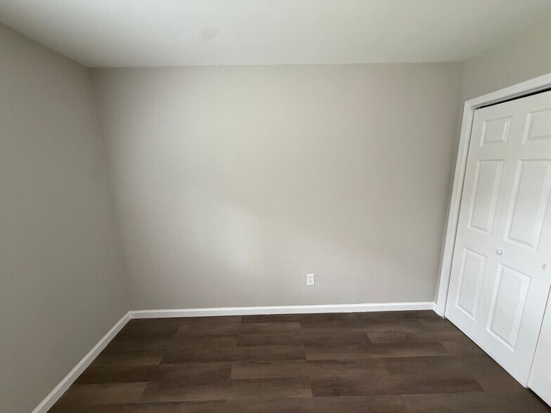 Building Photo - Room in Apartment on Gresham Park Dr