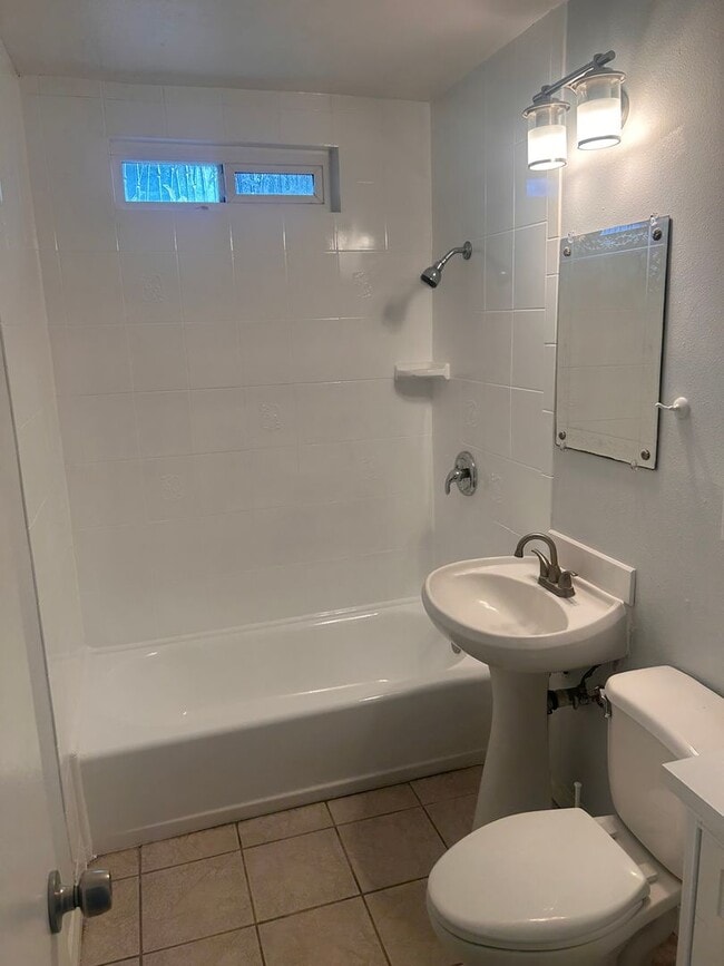 Building Photo - 3 BEDROOM HOUSE IN NORTH FONTANA