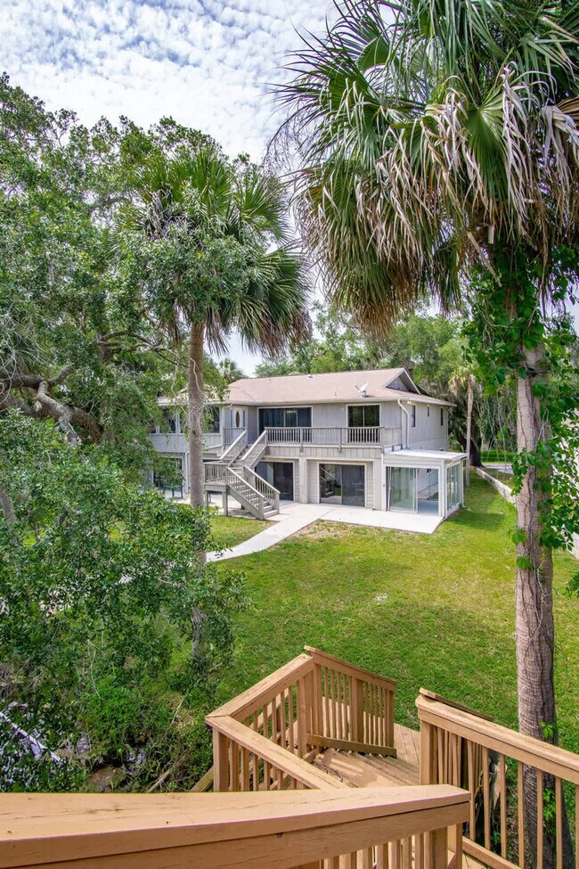 Building Photo - 1045 N Cres Dr