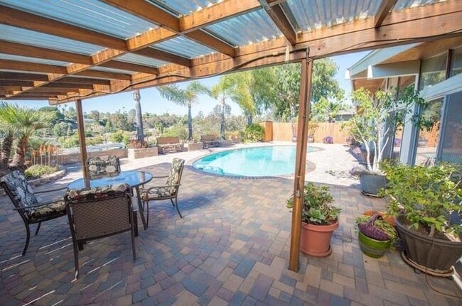 Building Photo - POOL house! BIG rooms! 8 Bedrooms