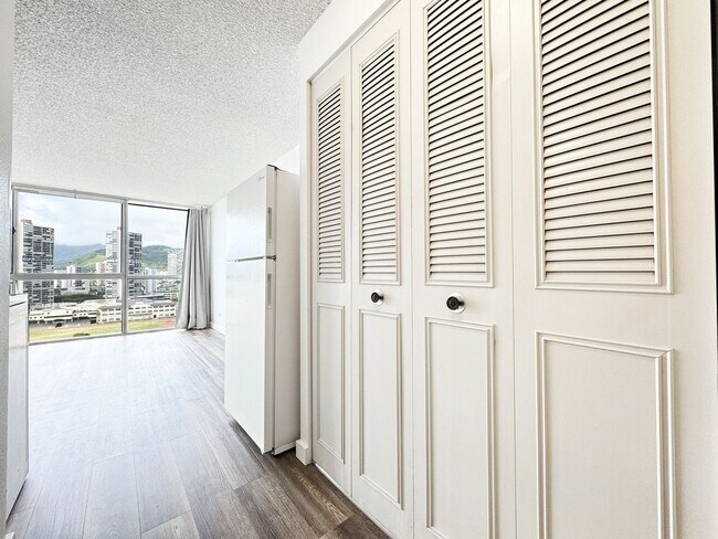 Building Photo - Waikiki Condo with One Assigned Parking Space