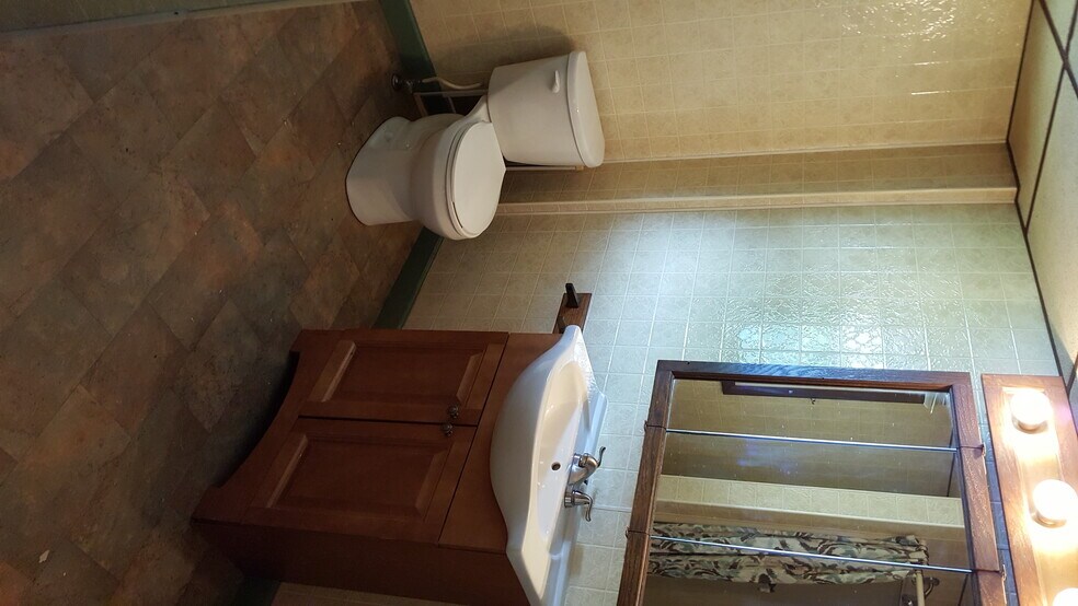 Building Photo - 430 New St