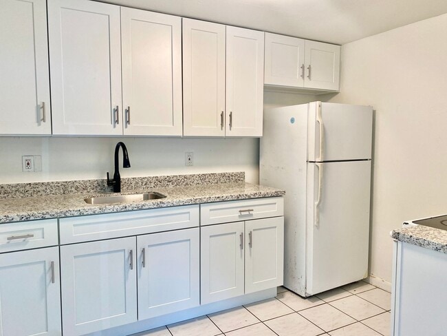 Building Photo - *** LARGE 4 BEDROOM SINGLE FAMILY HOME!***