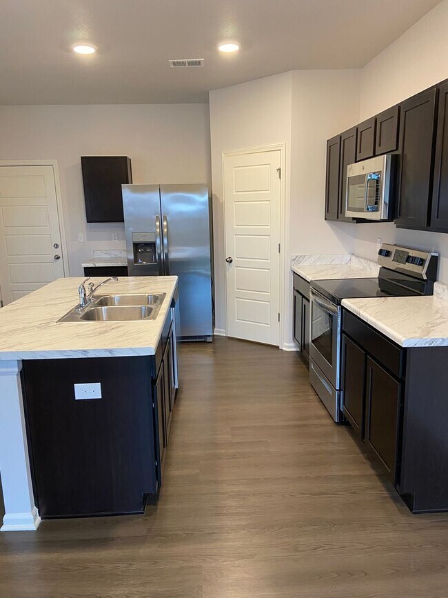 Building Photo - Modern Spring Hill Living | 3 Bed, 2.5 Bath Home with Loft, Open Floor Plan & Privacy Fence!