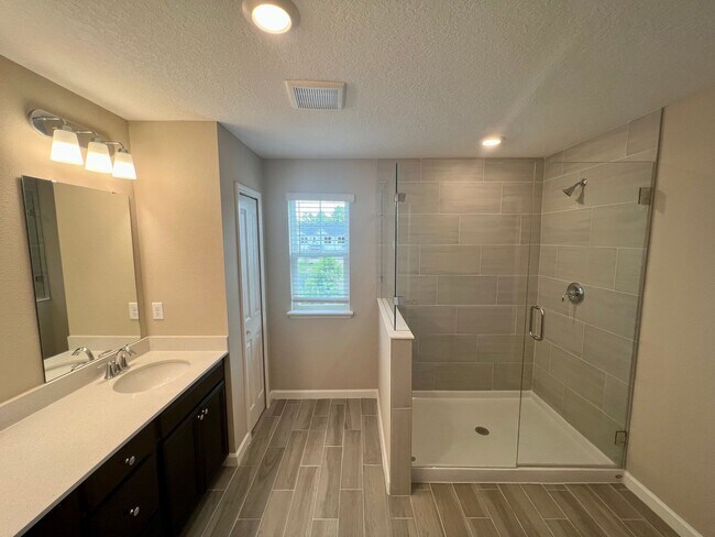 Building Photo - 2 Bedroom 2.5 bath Townhome in Beachwalk!