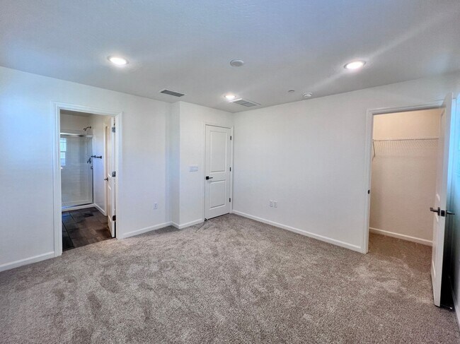 Building Photo - $2,350 Shepherd & Sunnyside, New 3 bed House - Clovis / Solar Panels