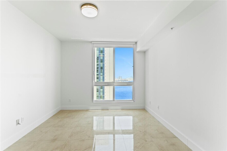 Building Photo - 300 S Biscayne Blvd