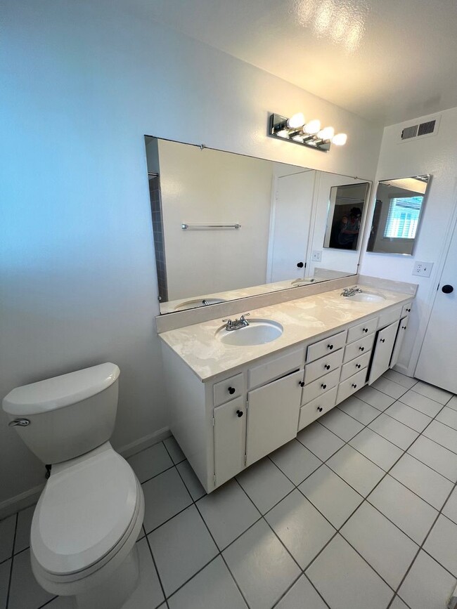 Building Photo - Spacious 4-bedroom, 2.5-bath Home Fountain Valley