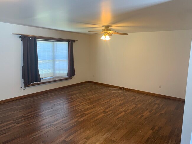 Building Photo - 142 Trillium Dr