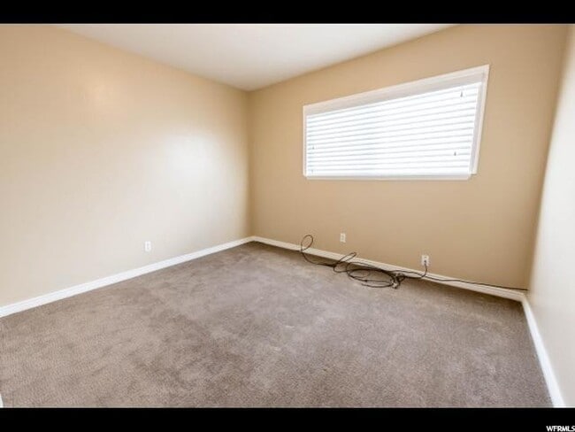 Building Photo - 3 Bedroom 1.5 Bath Magna Condo. Pets Welcome