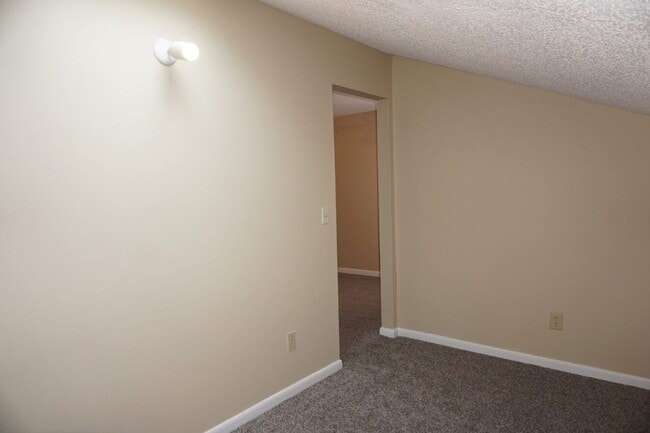 Building Photo - 2/2 townhome