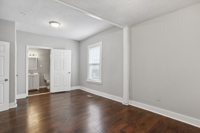 Building Photo - 923 W Victory Dr