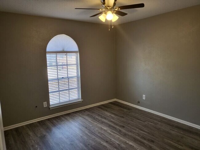 Building Photo - 6708 Robindale Rd