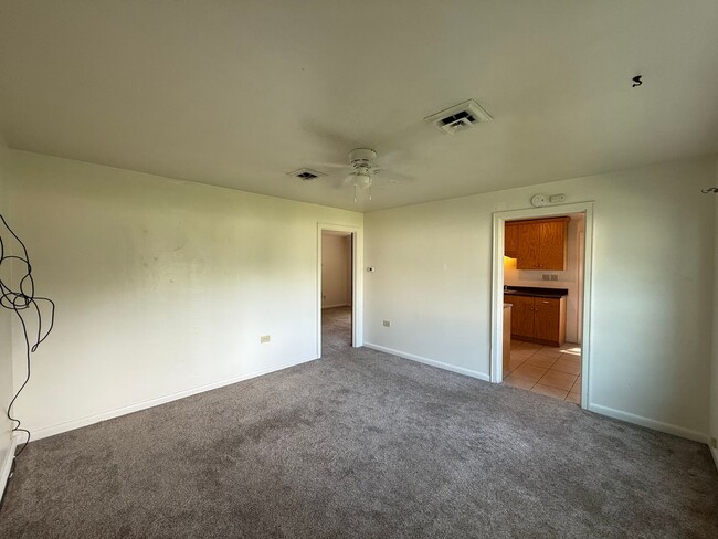 Building Photo - Pet Friendly! Central Air!
