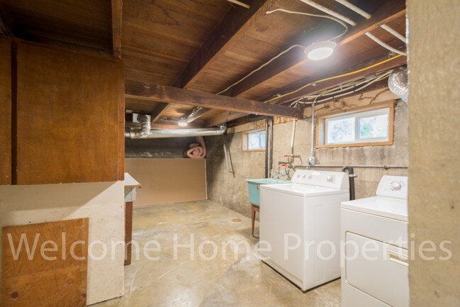 Building Photo - 1321 E Isaacs Ave