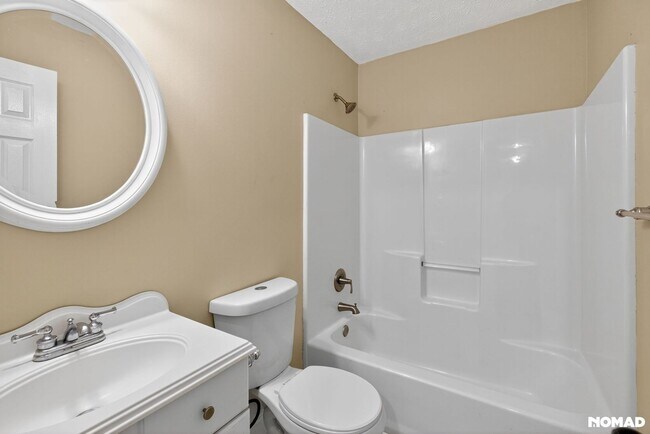 Building Photo - 198 Lakeview Dr