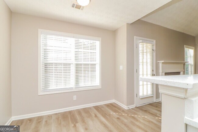 Building Photo - 2975 Northcliff Dr