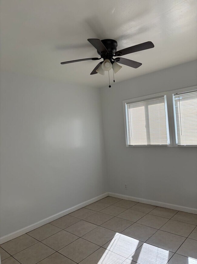 Interior Photo - 1841-1845 Chestnut Avenue