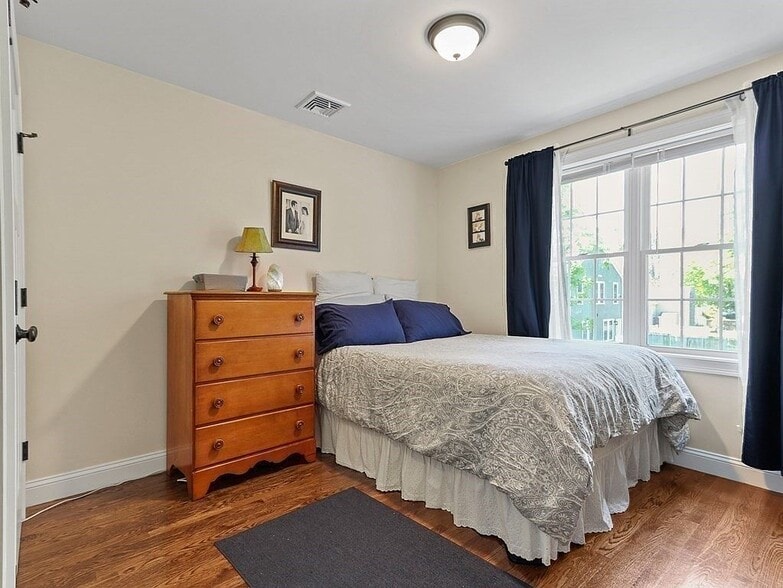Building Photo - 214 Shaw St