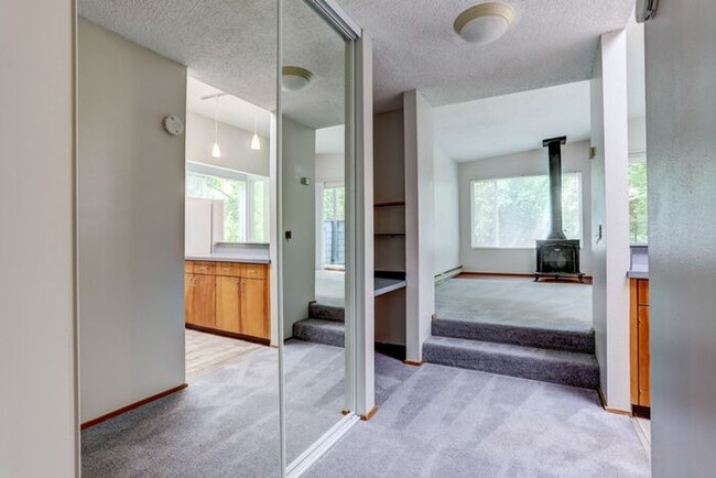 Building Photo - HUGE 1bed/1bath Downtown Living Available ...