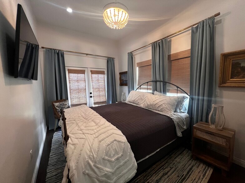 Primary bedroom - 532 W 40th St