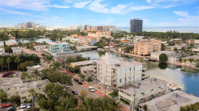 Building Photo - 8305 Crespi Blvd