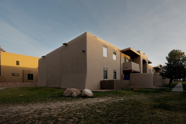 Building Photo - Gorgeous Ground Level Condo in desirable c...